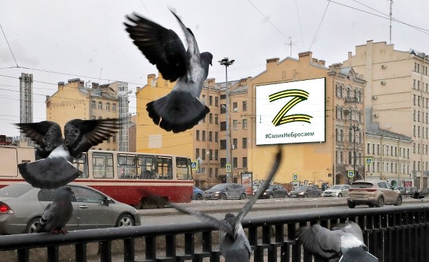 Litera "Z" na budynkach, autach i koszulkach Rosjan. Symbol poparcia wojny na Ukrainie 