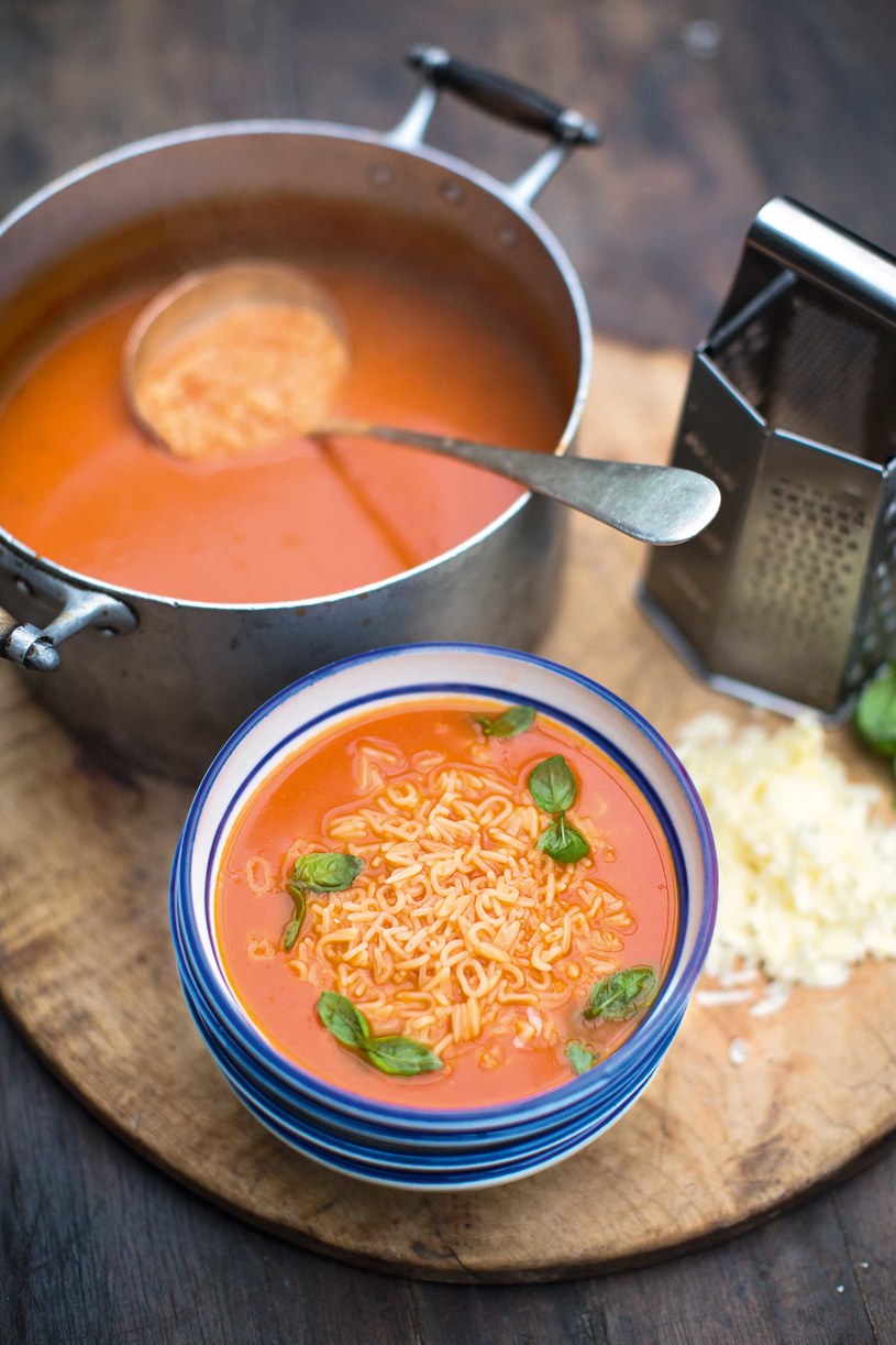 Literkowa zupa pomidorowa  ze świeżą bazylią i cheddarem, fot. Jamie Olivier /materiały prasowe