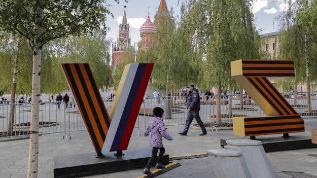 Litery V i Z ustawione przed Kremlem w Moskwie /MAXIM SHIPENKOV    /PAP/EPA