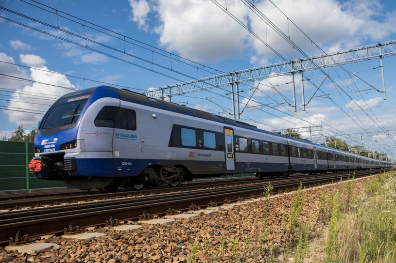 Litewski przewoźnik LTG Link kupi elektryczne pociągi od Stadler Polska. Na zdj. jeden z produktów Stadler Polska jeżdżący po polskich torach - Stadler Flirt /Tomasz Jastrzębowski /Reporter