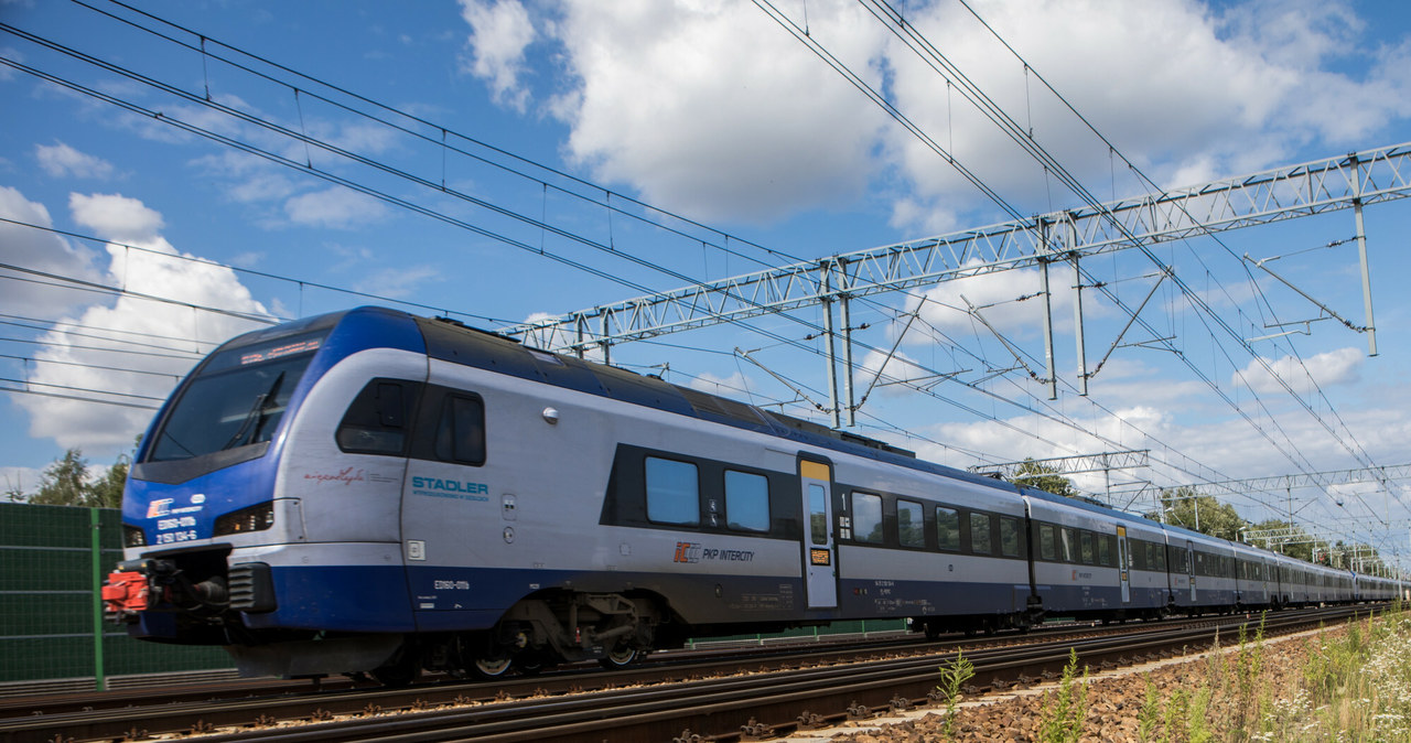 Litewski przewoźnik LTG Link kupi elektryczne pociągi od Stadler Polska. Na zdj. jeden z produktów Stadler Polska jeżdżący po polskich torach - Stadler Flirt /Tomasz Jastrzębowski /Reporter