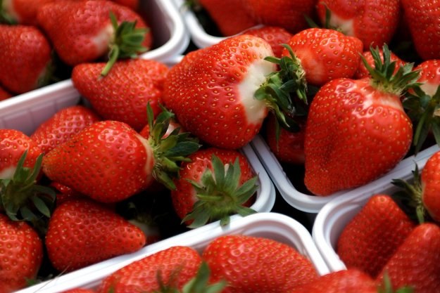 Litr szwedzkich truskawek kosztuje w Szwecji ponad 20 zł, cena litra polskich owoców to ponad 8 zł /AFP