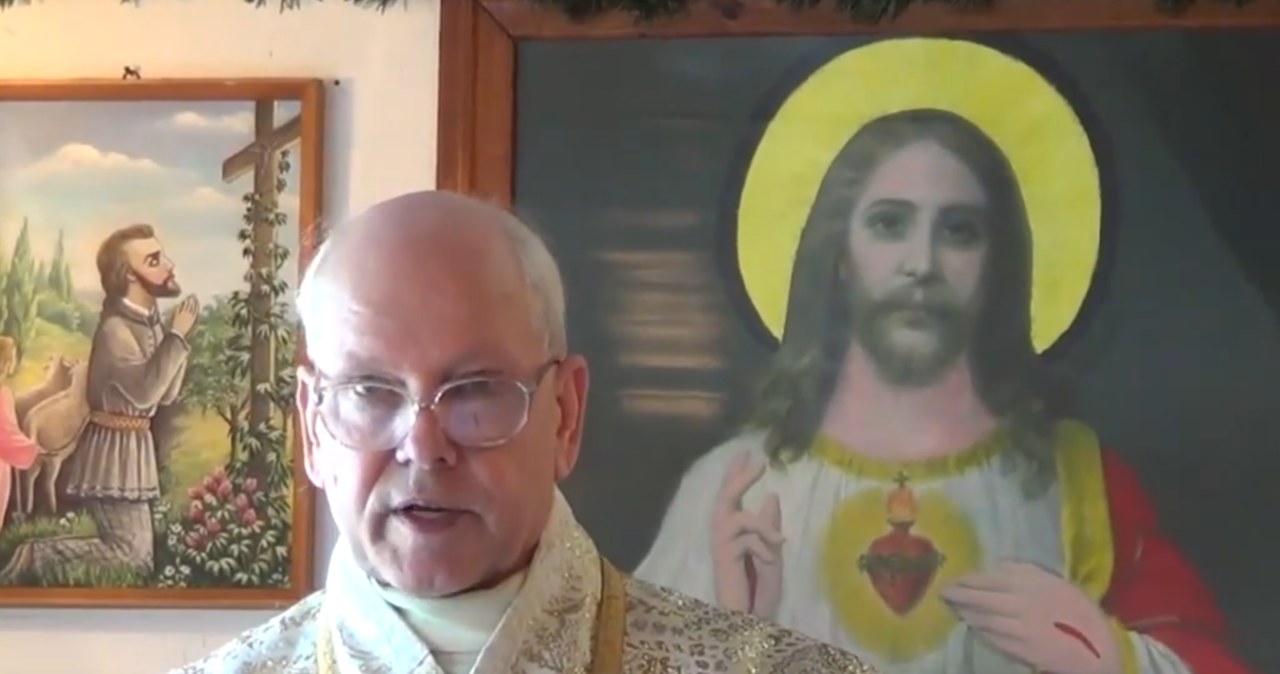 Litweski ksiądz Bronisław Paltanovitius podczas odprawiania mszy /YouTube