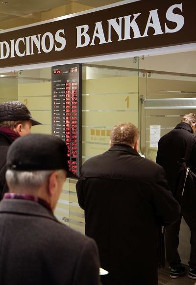 Litwini stoją w długich kolejkach po europejską walutę /AFP