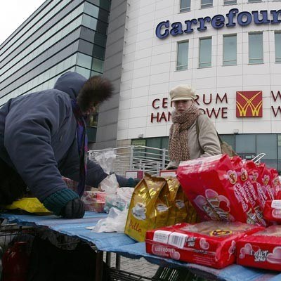 Litwini w Polsce kupują wszystko, podobnie jak Słowacy! /AFP