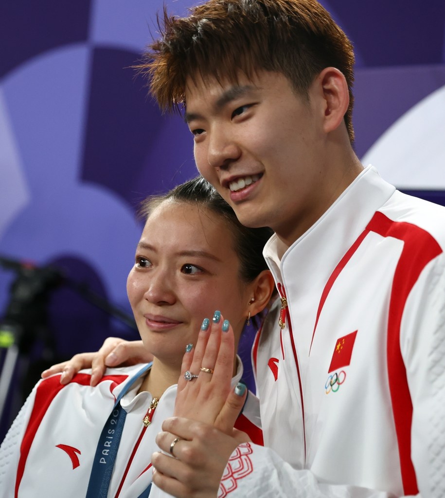 Liu Yuchen i pokazująca pierścionek Ya Qiong Huang /DIVYAKANT SOLANKI /PAP/EPA