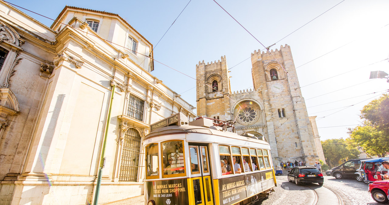 Lizbona - typowy dla stolicy Portugalii tramwaj oraz katedra /123RF/PICSEL