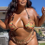 Lizzo w skąpym bikini ogłasza "lato dużych dziewczyn" i chwali się mięśniami brzucha!