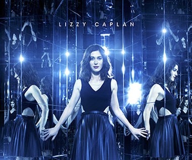 Lizzy Caplan (Lula) na plakacie filmu "Iluzja 2"