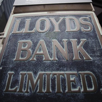 Lloyds kontroluje 25 proc. brytyjskiego rynku kont osobistych i 28 proc. rynku kredytów nieruchomośc /AFP