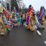 Lniane brody, kożuchy z barana i kwietne kapelusze. Brodacze żegnają stary rok