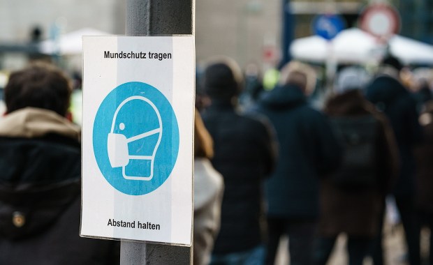 Lockdown dla niezaszczepionych i powszechny obowiązek szczepień. Niemcy walczą z Covid-19