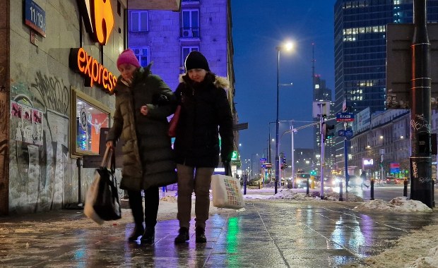 Lód na chodnikach. W Warszawie zabrakło karetek