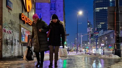 Lód na chodnikach. W Warszawie zabrakło karetek