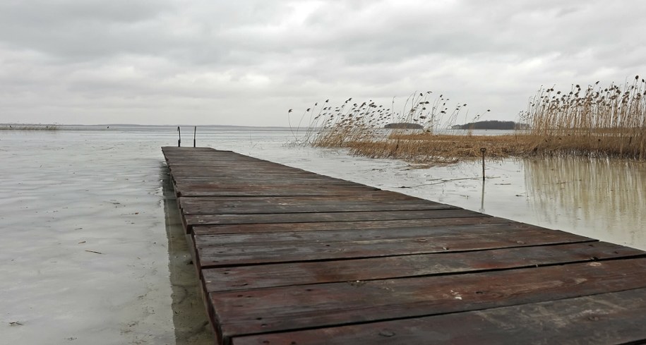 Lód na Jeziorze Śniardwy nie ma już jednolitej struktury - alarmują ratownicy /Jan Bielecki /East News