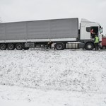 Lód spadający z ciężarówek. Policja ostrzega, kierowcy alarmują  