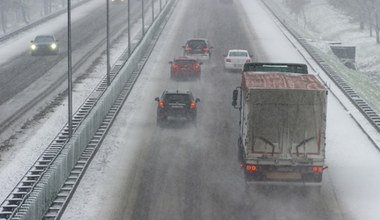 Lód z ciężarówki uszkodził mi auto. Co z odszkodowaniem?