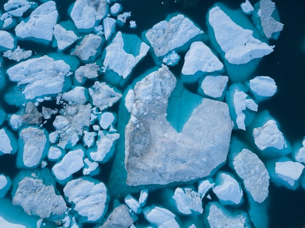 Lód z topniejącego lodowca w Ilulissat na Grenlandii. /Shutterstock