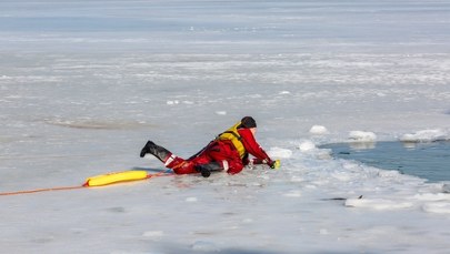 ​Lód załamał się pod dwoma mężczyznami. Spędzili w lodowatej wodzie ponad 40 minut