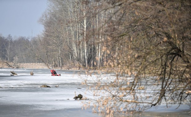 Lód załamał się pod dziećmi. Do rzeki wpadło dwóch ośmiolatków