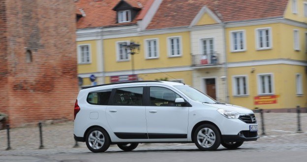 Lodgy to komfortowe, bardzo przestronne i niebrzydkie auto. W tej cenie trudno o rozsądniejszy wybór. /Motor