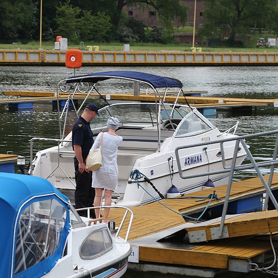 Łódkę zabezpieczyli policjanci /Sławomir Ryfczyński/iswinoujscie.pl /Archiwum prywatne