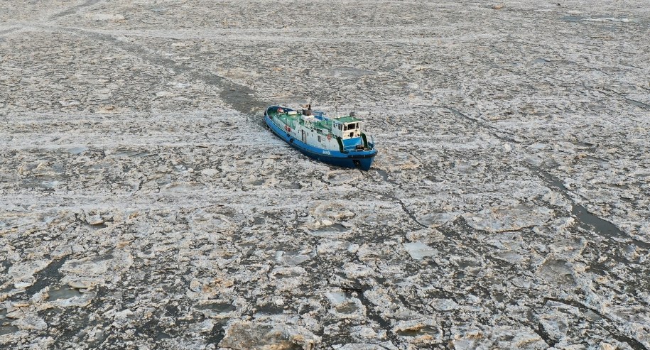 Lodołamacz na Wiśle w Płocku / 	Leszek Szymański    /PAP
