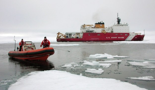 Lodołamacz USCG „Healy” bierze udział w sprawdzeniu arktycznego systemu łączności MUOS. Fot. US Navy /materiały prasowe