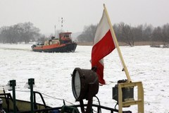 Lodołamacze kruszą lód na Warcie