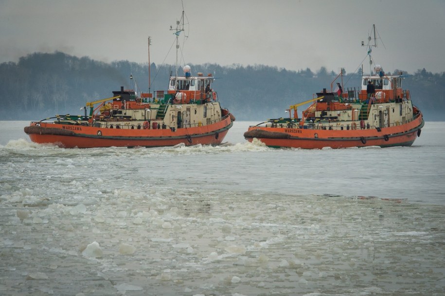 Lodołamacze kruszą lód na Zbiorniku Włocławskim na Wiśle /Tytus Żmijewski /PAP