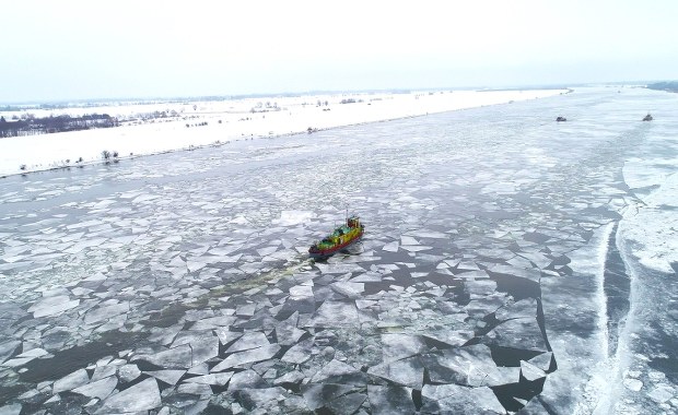 Lodołamacze na Wiśle walczą z lodem. Pogoda może przeszkodzić
