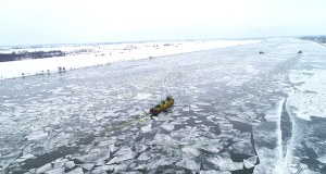 Lodołamacze na Wiśle walczą z lodem. Pogoda może przeszkodzić