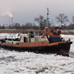 Lodołamacze wypłynęły na Wisłę; skruszą lód u ujścia rzeki