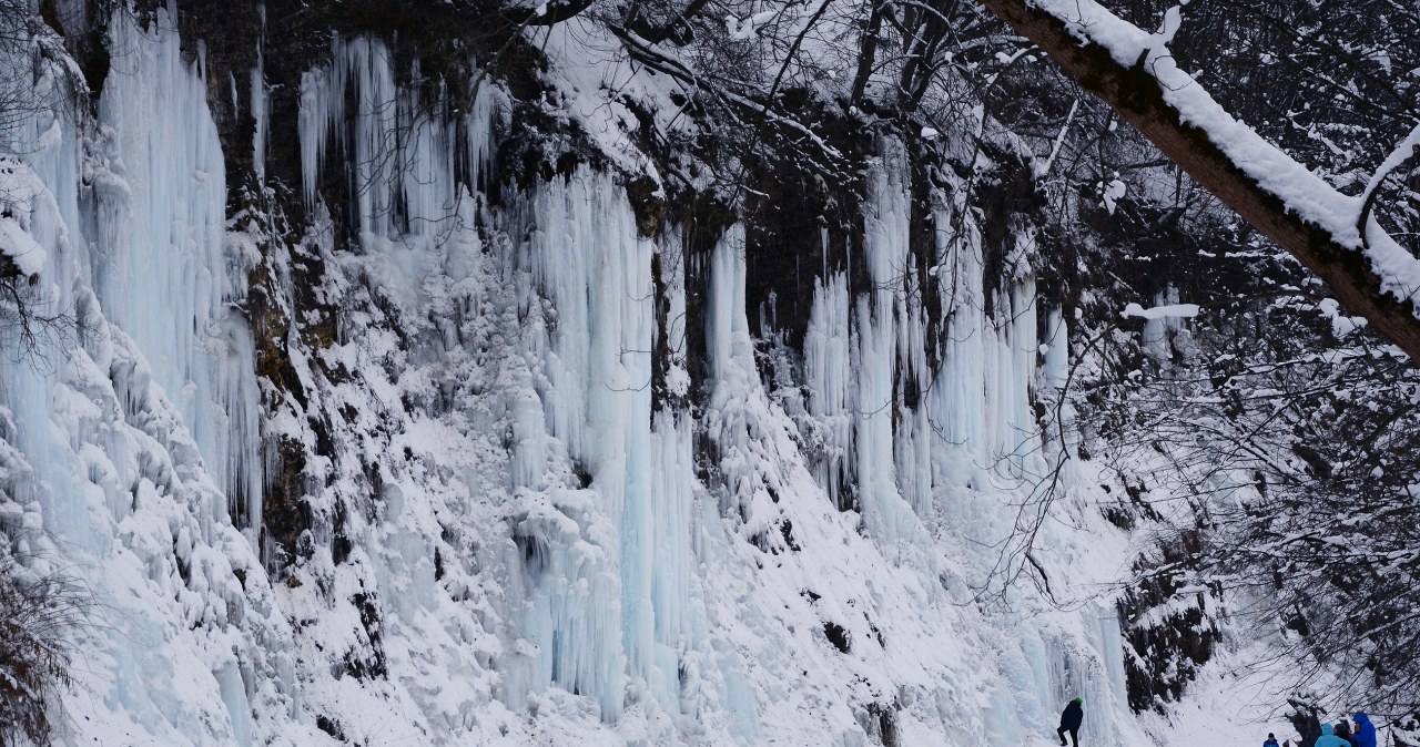 Lodospady w Rudawce Rymanowskiej każdej zimy przyciągają tłumy turystów /East News