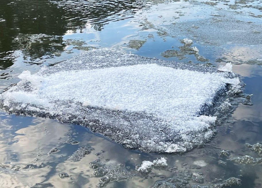 Lodowa tratwa na Niemnie z kontrabandą. Zdjęcie opublikowali strażnicy graniczni z litewskich Druskiennik /Państwowa Służba Straży Granicznej  /