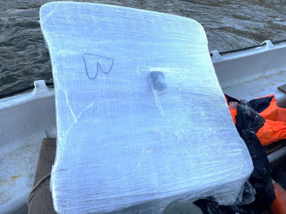 Lodowa tratwa na Niemnie z kontrabandą. Zdjęcie opublikowali strażnicy graniczni z litewskich Druskiennik /Państwowa Służba Straży Granicznej Litwy