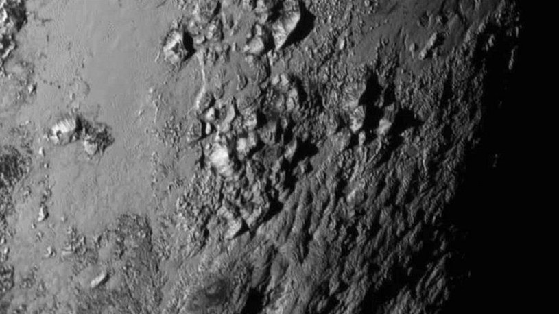 Lodowe góry na Plutonie /NASA