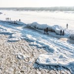 "Lodowe tsunami" w Mikoszewie przyciąga turystów z całej Polski. Gigantyczne torosy sięgają nawet dwóch metrów! 