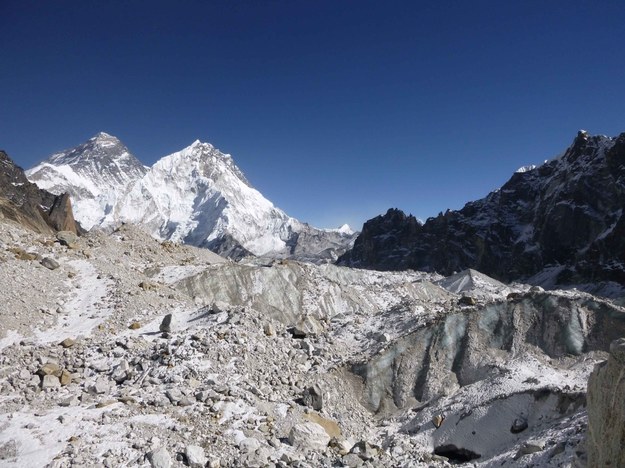 Lodowiec Changri Nup, jeden z setek lodowców badanych w tej pracy. W tle, po lewej Mt. Everest /Joshua Maurer /Materiały prasowe