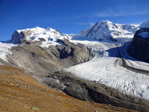Lodowiec Gorner w masywie Monte Rosa, drugi największy lodowiec Alp, w lecie 2017 roku /M. Huss /Materiały prasowe