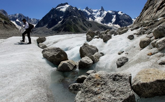 Lodowiec Mer de Glace w masywie Mont Blanc / 	OLIVIER HOSLET    /PAP/EPA