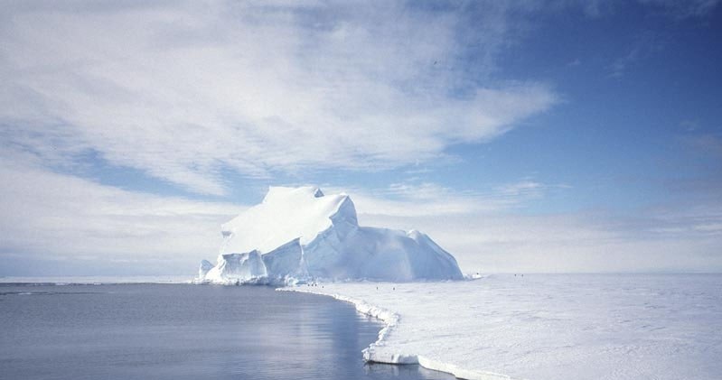 Lodowiec Riiser-Larsena (na zdj.) przez wielu badaczy łączony jest z lodowcem Brunta jako jeden lodowiec szelfowy /NASA /domena publiczna