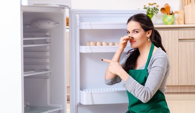 Lodówka brzydko pachnie? Włóż to do środka, a zapomnisz o problemie