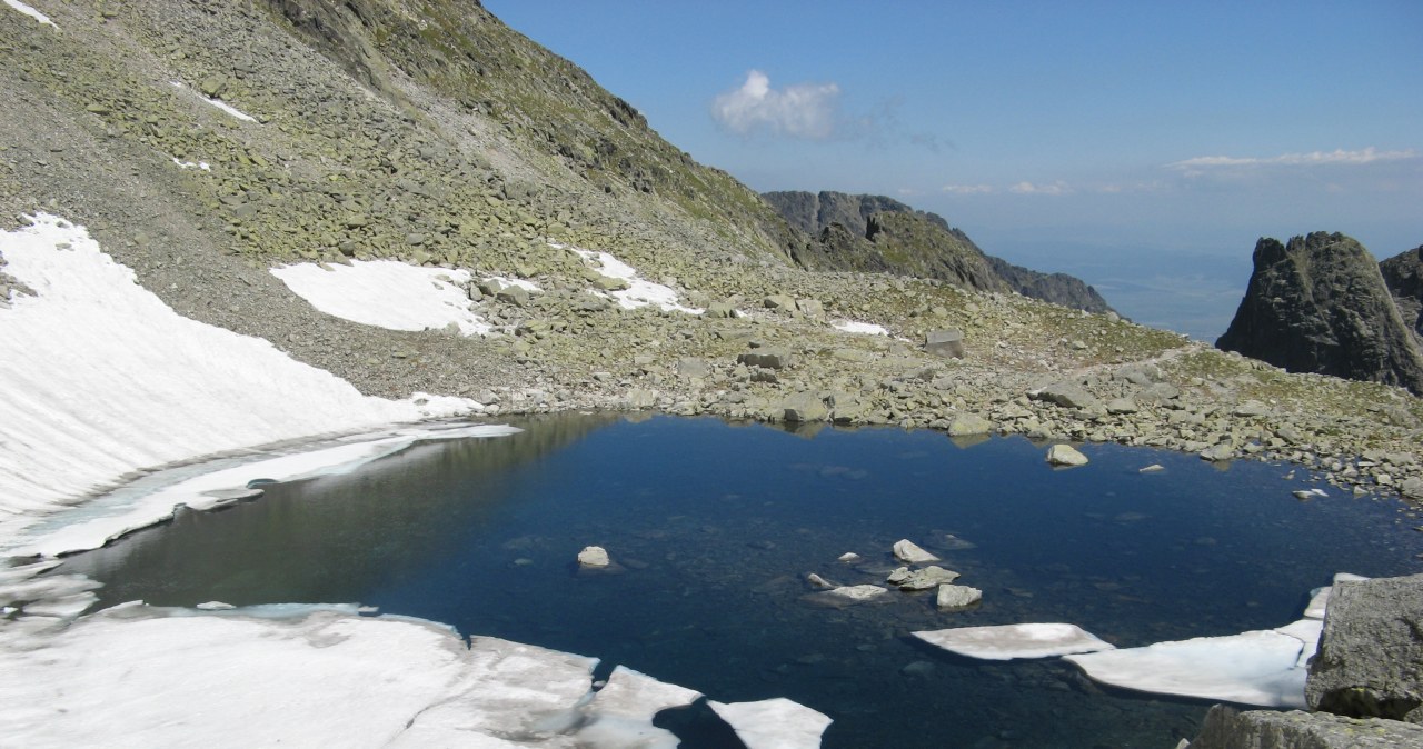 Lodowy Stawek w Tatrach — praktycznie przez cały rok skuty jest lodem /Ilya Schurov /CC BY 2.0