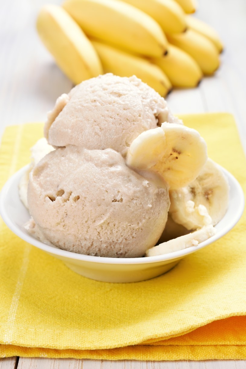 Lody z banana zrobisz w oka mgnieniu. Smakują lepiej niż te ze sklepu /123RF/PICSEL