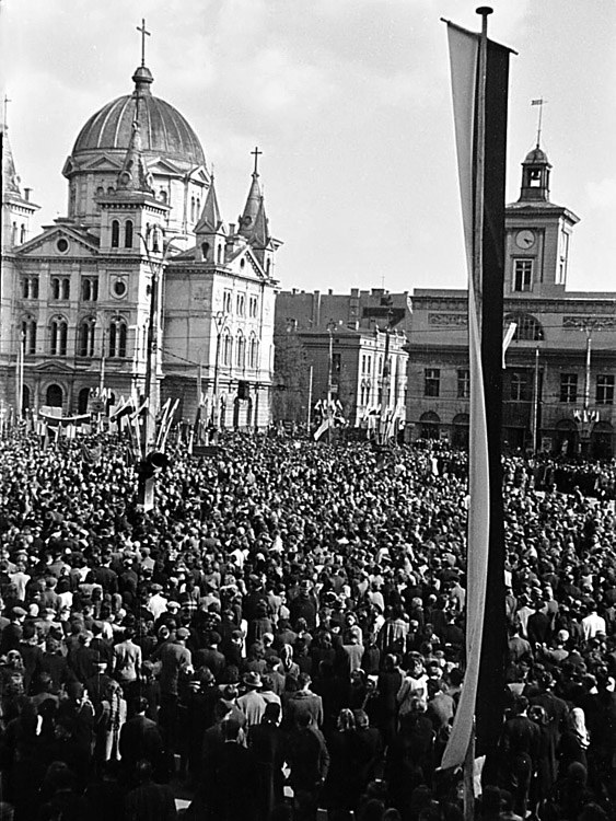 Łódź, 1945. Tłumy zgromadzone na placu Wolności. Fot. Stanisław Wajnikonis /Ośrodek KARTA /materiały prasowe