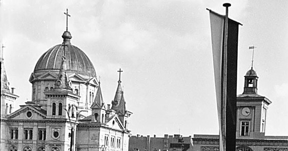 Łódź, 1945. Tłumy zgromadzone na placu Wolności. Fot. Stanisław Wajnikonis /Ośrodek KARTA /materiały prasowe