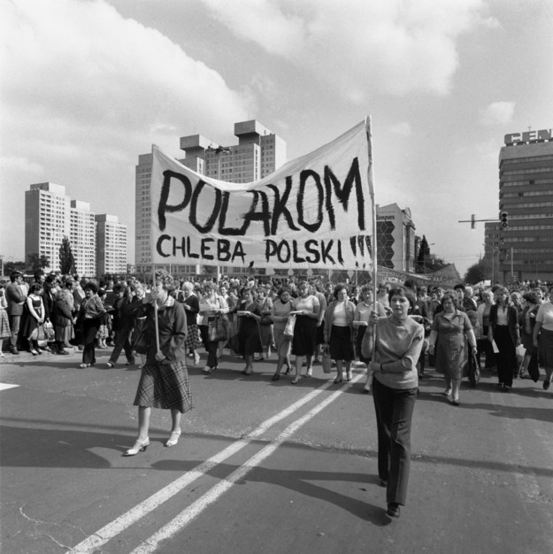 Łódź, 1981-07-30. Przy ulicy Piotrkowskiej odbył się marsz głodowy kobiet protestujących przeciwko brakom w zaopatrzeniu w żywność i drastycznie ciężkim warunkom życia /CAF/Andrzej Zbraniecki /PAP