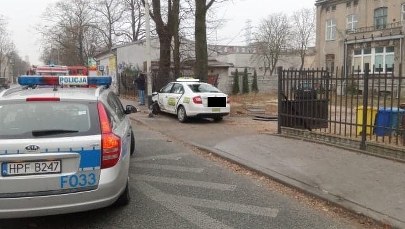 Łódź: 22-letni taksówkarz potrącił pieszych i uderzył w latarnię