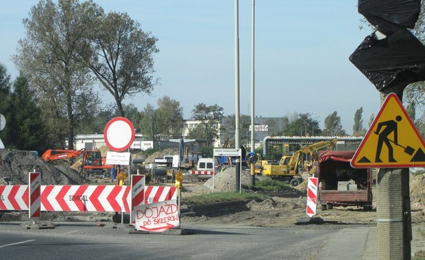 Łódź: Drogowcy zajęli jedyną kładkę dla mieszkańców osiedla przy ul. Trybunalskiej